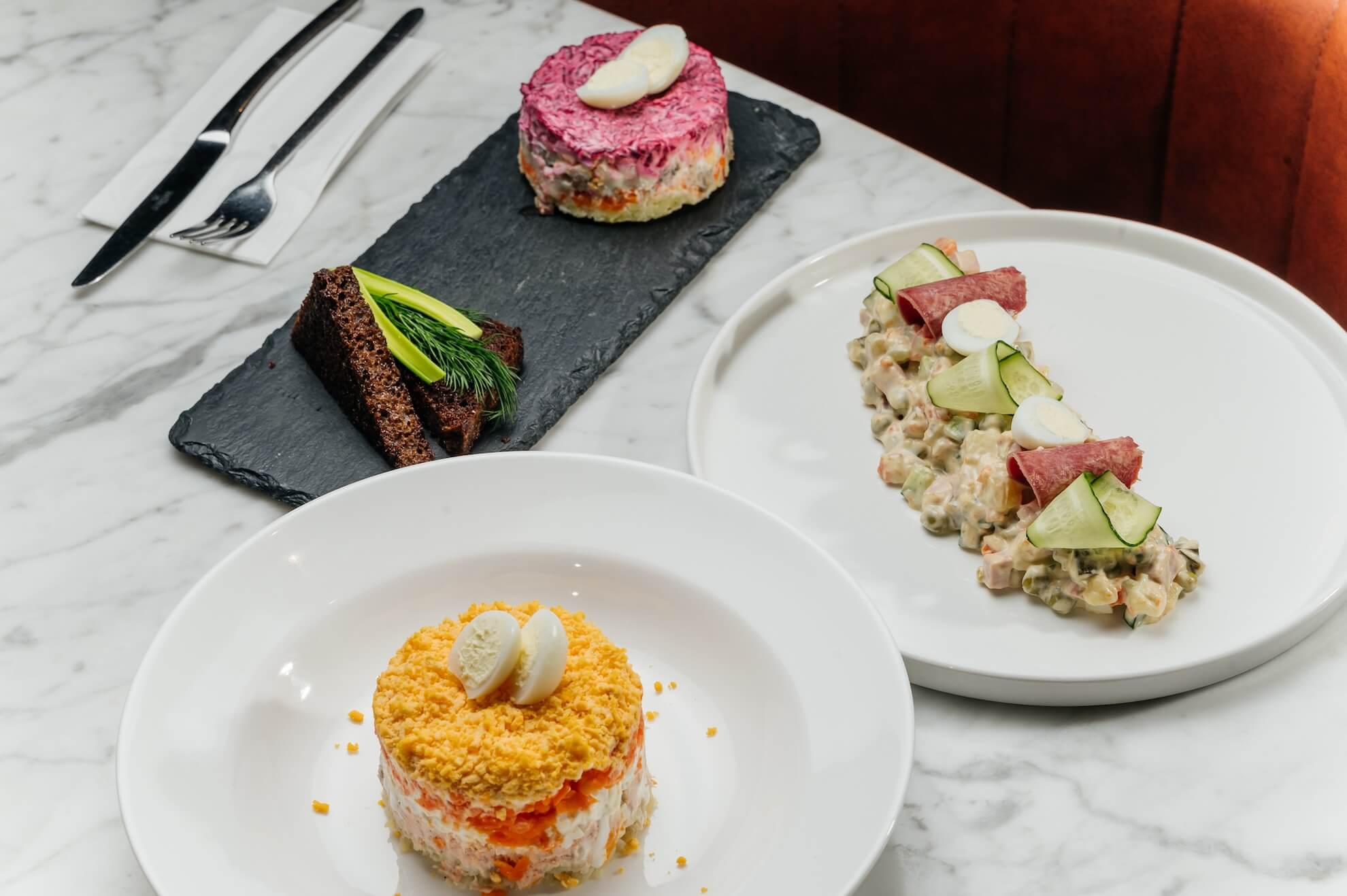 Новогоднее обновление от ресторана «Зарядье»: мандариновые коктейли, традиционные салаты и яркие десерты