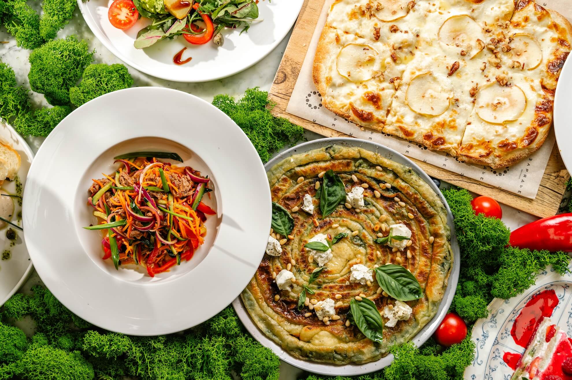 В ресторане «Зарядье» представлено новое летнее меню: свежие ягоды, татарская катлама, перцы рамиро и, конечно же, бессменная окрошка!